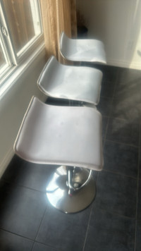 3 counter stools for sale in good condition 