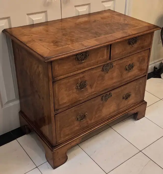 Early 18th Century Walnut Chest of Drawers in Hutches & Display Cabinets in City of Toronto - Image 7