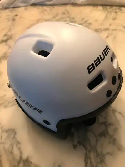 Casque (helmet) de hockey Bauer pour enfant 3-5ans, comme neuf, View more