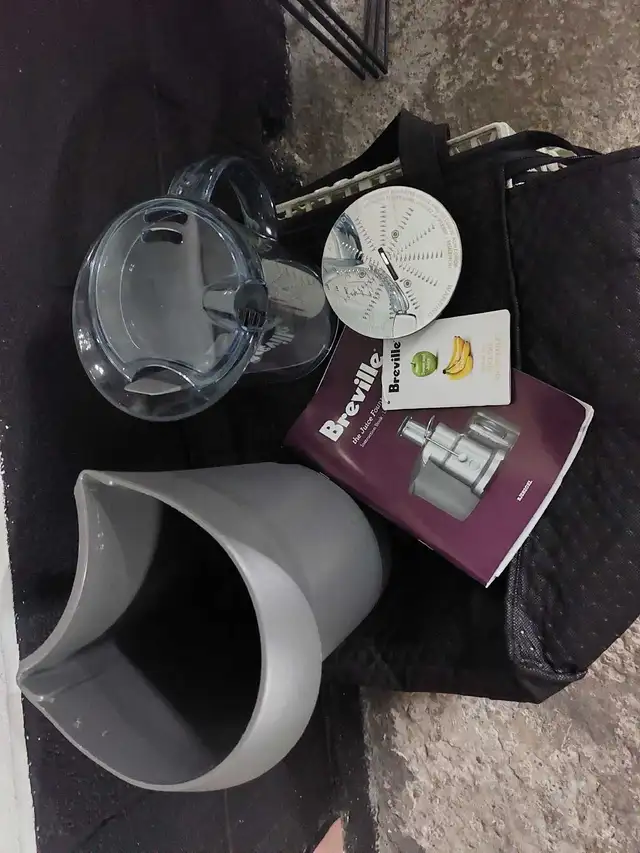 breville silver fountain  Bje8410xl juicer in Processors, Blenders & Juicers in City of Toronto - Image 3