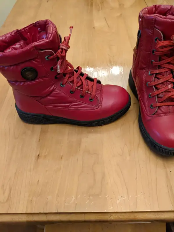 Bottes Olang avec crampons taille 37 in Women's - Shoes in City of Montréal - Image 3