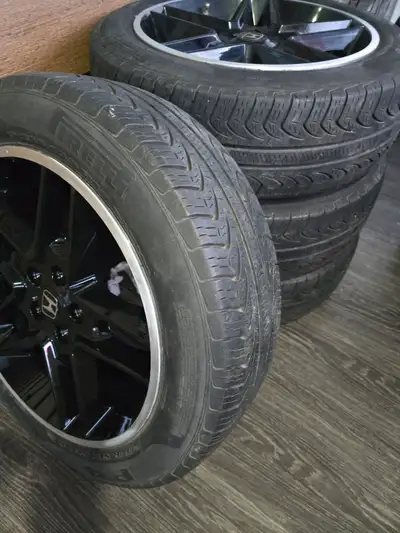 4 MAGS NOIR POUR HONDA PCD 5X114,3 18X7 ET45 4 PNEUS 215 55 18 LES PNEUS ENCORE TRES BON CONDITION