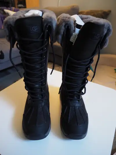 Size 6 women’s Ugg Adirondack Boots