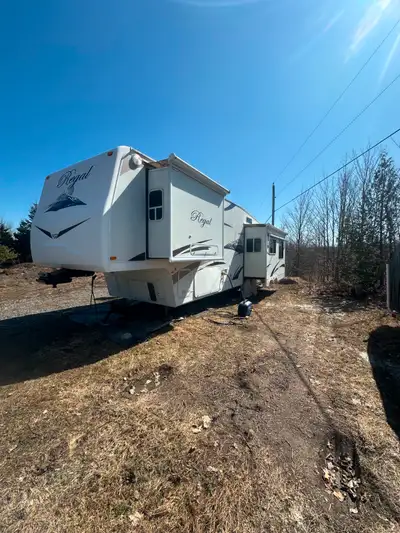 Older but beautiful well maintained trailer. 3 slides. Corian countertops, ceiling fan, bright light...