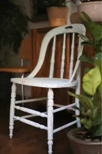 Chaise de bois antique réparée, solidifiee et relookée 