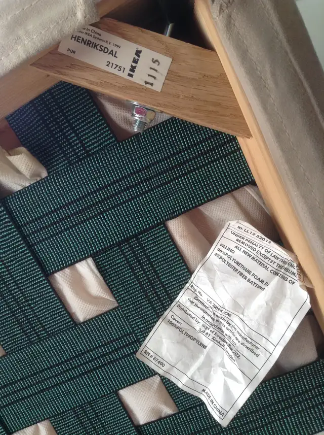 Dining table Very sturdy and 4 Chairs in Dining Tables & Sets in Delta/Surrey/Langley - Image 5