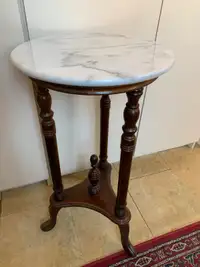 Petite table ronde en marbre