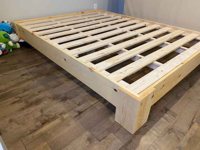 Neuf base de lit en bois dans Lits et matelas  à Sherbrooke