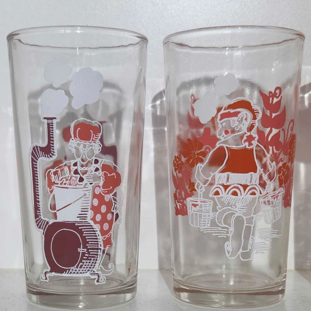 Vintage set of 5 tumblers , elves doing chores MCM 1970s in Arts & Collectibles in Sault Ste. Marie
