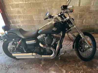 Harley-Davidson Dyna Wide Glide 2015 avec seulement 9 000 km. Moto très propre, moteur 103 ci, avec...
