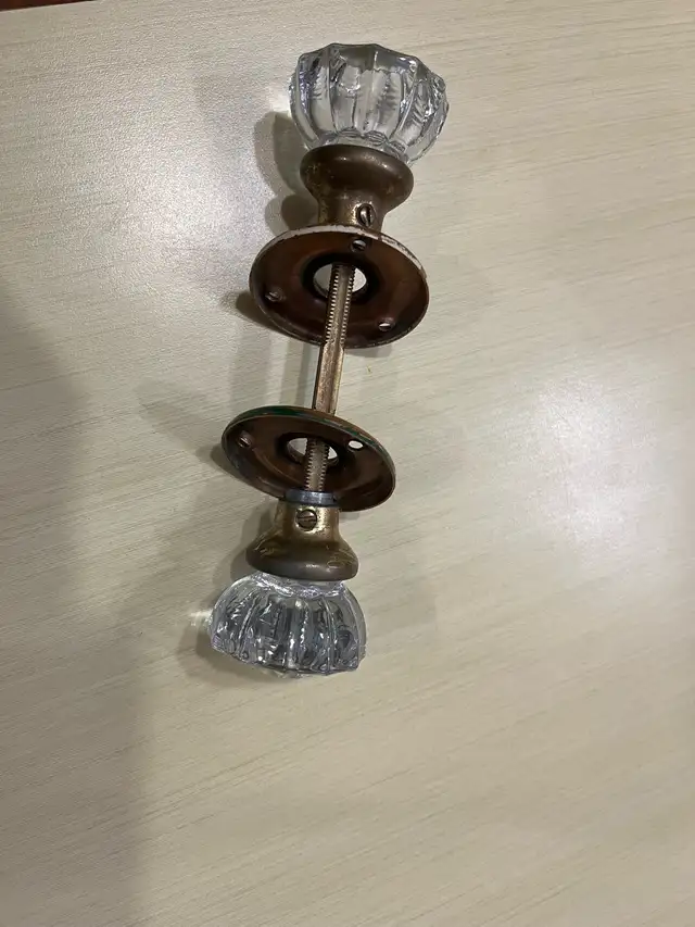 Vintage Crystal and brass door knobs, MIKASA Crystal & Angel in Home Décor & Accents in Calgary - Image 4