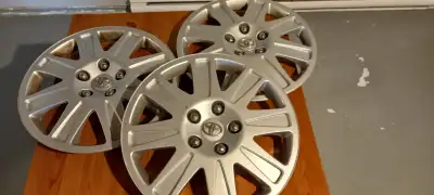 3 Enjoliveurs Toyota 15 pouces. 60$.
