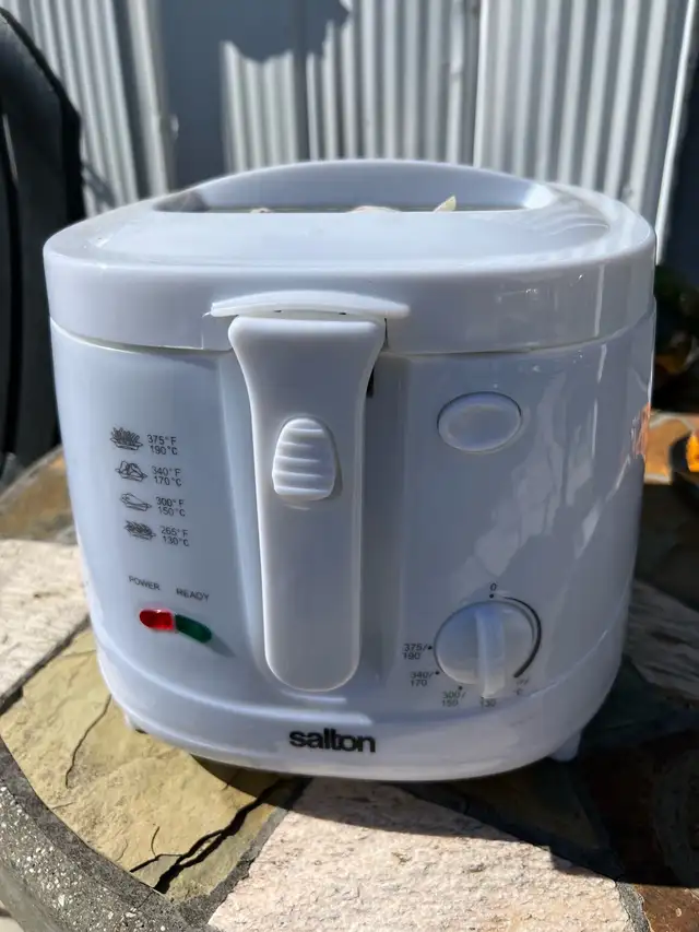 Salton  Cool Touch deep fryer  in Microwaves & Cookers in Grand Bend - Image 3