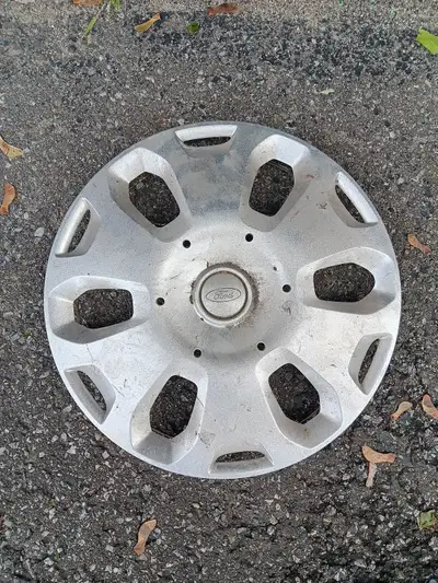 1 cap de roue Ford 16,5 si vous en avez perdu 1