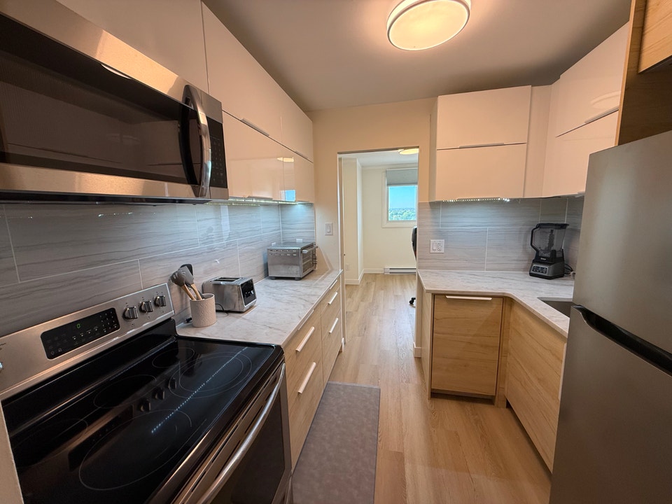 FORT RICHMOND: TOP FLOOR PENTHOUSE WITH 2 BED, 1 BATH + OFFICE 3