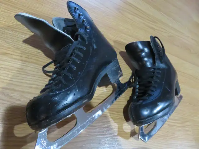 GAM Patin artistique noir taille 2-3/Size 2-3 black figure skate in Skates & Blades in City of Montréal - Image 9