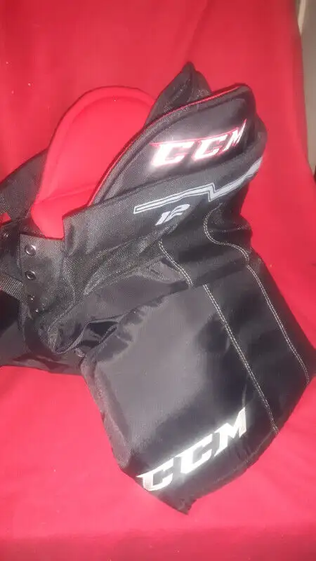 HOCKEY PANTS in Hockey in Oshawa / Durham Region - Image 4