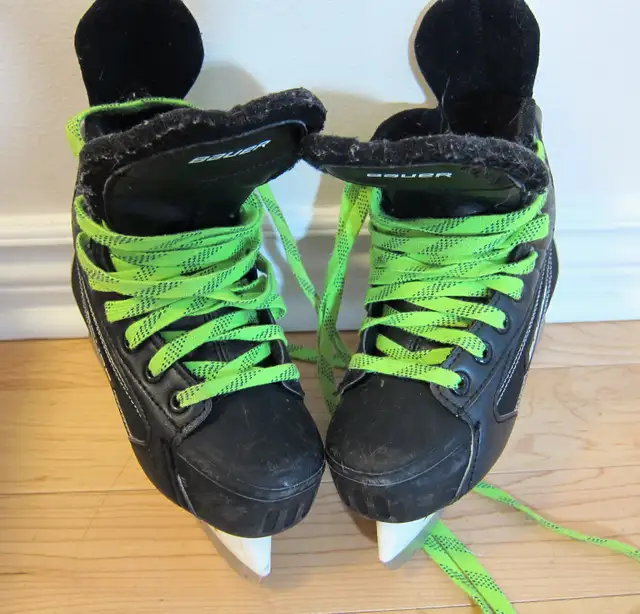 BAUER SKATES FOR KIDS BOY 5 TO 8 YRS OLD SIZE 2 in Hockey in Ottawa - Image 2