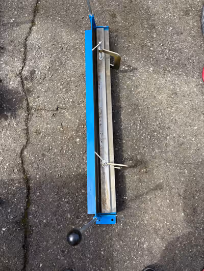 This VEVOR metal sheet bender is ideal for various metal forming tasks and is in used condition. It’...