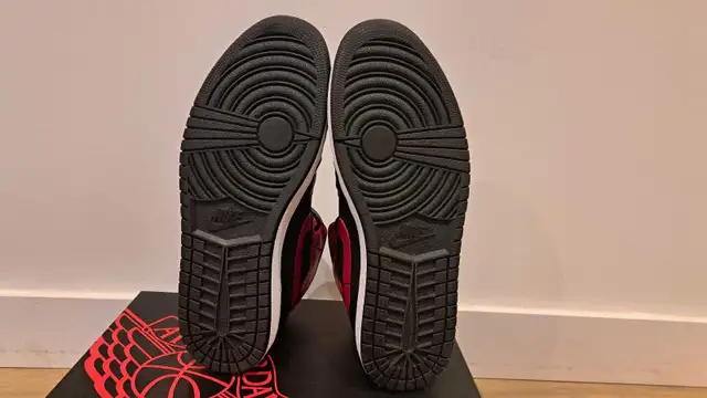 Jordan 1 Retro MidGym Red in Men's Shoes in Markham / York Region - Image 5