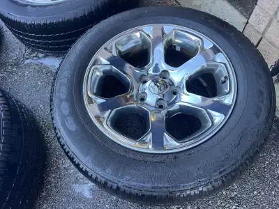 Chrome 20” wheels came off Ram 1500 2018 Tires are in good condition one tire was out of alignment w...