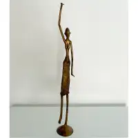 Statuette en laiton 26.5 pouces (67.5 cm) de haut.