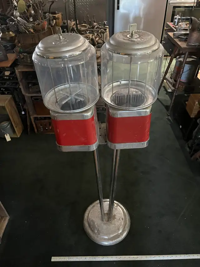 Vintage 1960’s Beaver double Gumball Machine with chrome stand in Arts & Collectibles in North Bay - Image 5