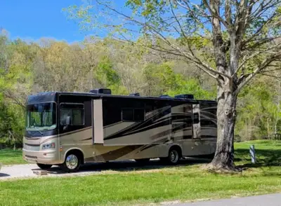 Motorisé Georgetown 378TS 2011 Extérieur : ‘Full Paint Gel Coat’, Roues de 22.5 pouces en aluminium,...