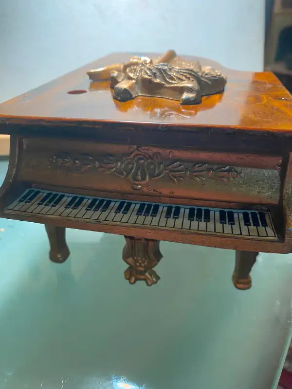 Vintage Grand Piano Music Box  Swiss Gold Glit Piano W/ Keyboard in Arts & Collectibles in Vancouver - Image 4