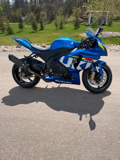 Looking for power, precision, and style? This 2015 Suzuki GSX-R 1000 delivers it all. With 28,108 KM...