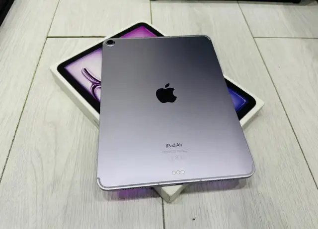 FLAWLESS 128GB iPad Air [M3] 11-inch 7th Gen! in iPads & Tablets in Ottawa - Image 2