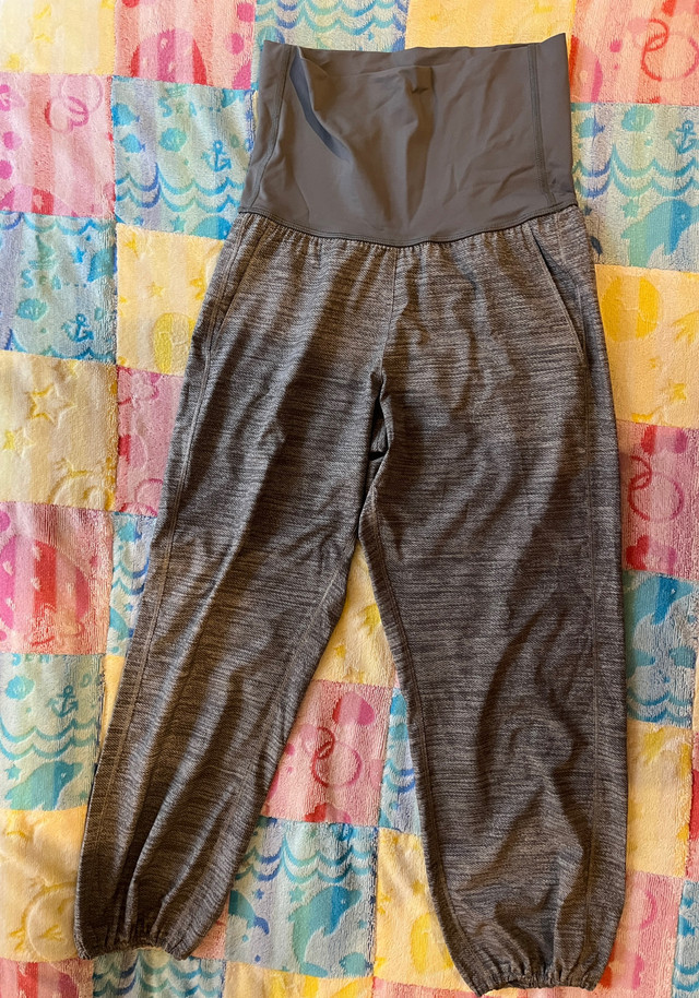 Lululemon pants size 4 in Women's - Bottoms in Markham / York Region - Image 2