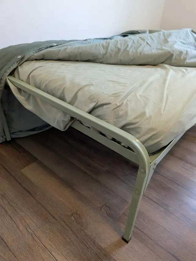 Lit simple / Single bed in Beds & Mattresses in Saint-Jean-sur-Richelieu - Image 3