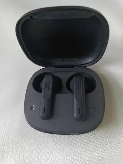 Je vends ces écouteurs sans fil JBL Vibe 300 qui offrent une excellente qualité sonore et une connec...