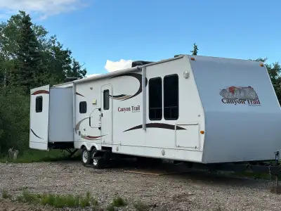 Gulf Stream canyon trail 35ft, great family camper and layout, sleeps 8. Recently installed new ac a...