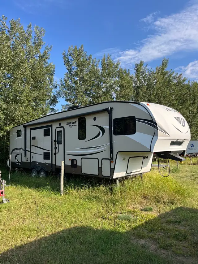 2017 Keystone 5th Wheel in Travel Trailers & Campers in Lloydminster - Image 2