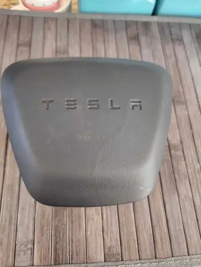 Selling our Tesla Model S/X yoke air bag for 2021-2023 model years. Great for replacement or proper...