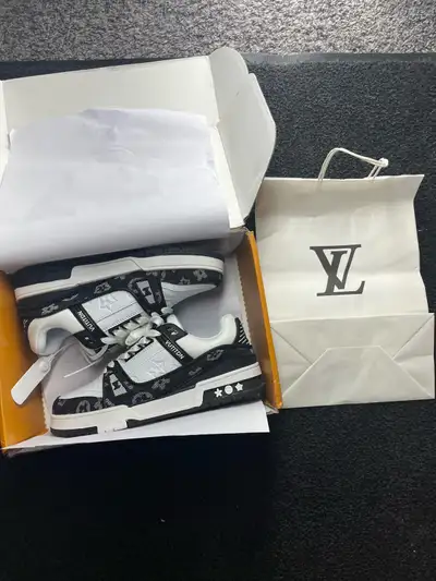 Brand new still in box never worn box a lil bit damaged size 8.5