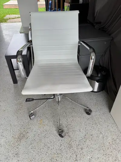 Nice, white chair. Good condition.
