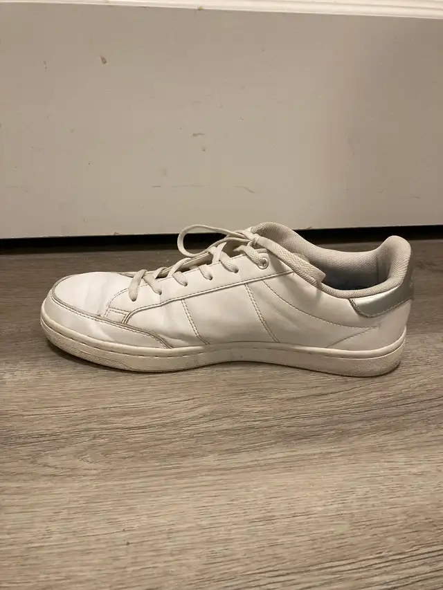Women's Reebok Shoes in White and Silver, Size 10 in Women's - Shoes in Kitchener / Waterloo - Image 6