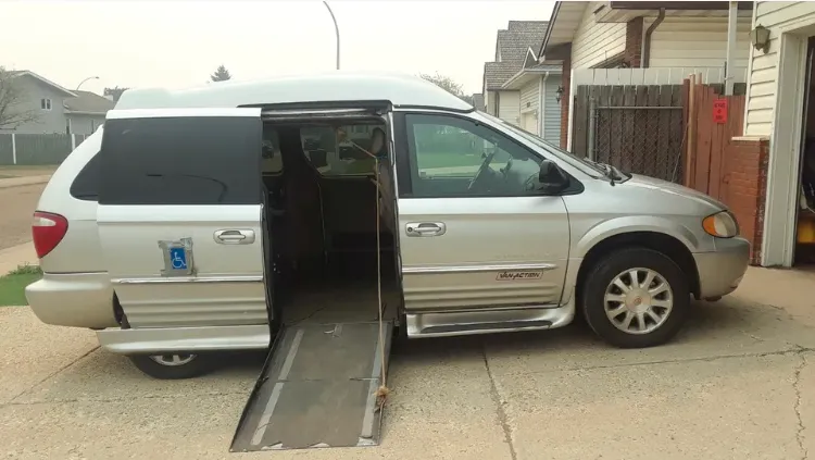 Wheelchair accessible Van 2001 Chrysler Town & Country LXI