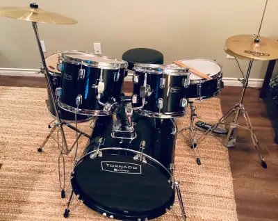 Features • 9-ply Poplar shells • Newly re-engineered ball and socket tom holder for ultimate positio...