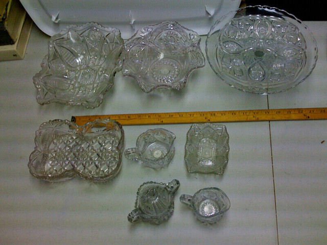 Lot de 8 morceaux de vaisselle de cristal/verre taillé antique dans Art et objets de collection  à Thetford Mines