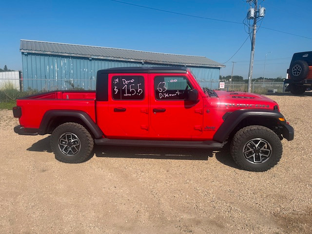 2024 JEEP GLADIATOR RUBICON 4X4 DEALER DEMO $15653.00 DISCOUNT. in Cars & Trucks in Vancouver - Image 2