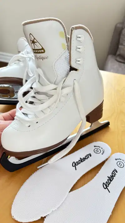 Patin de patinage artistique pour le cours de partinage plus. Marque Jackson, modèle mystique qui on...