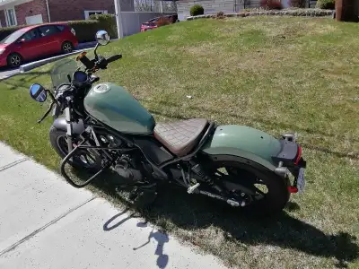 Je vends ma moto Honda Rebel 500 de 2022 en excellente condition! Avec seulement 5124 km au compteur...