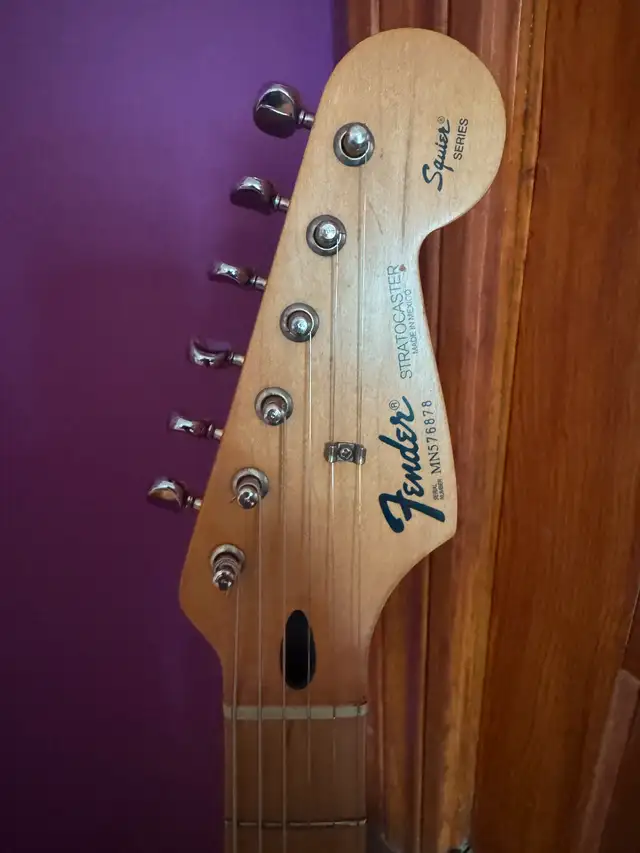 Fender Stratocaster "Squier Series" 199563848997428355123