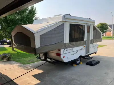Model 1910 5 people with a double bed, a queen bed and a convertible sleeping area.including a kitch...