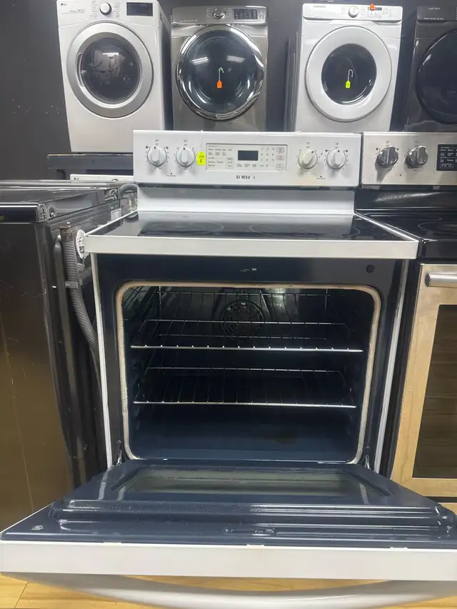 LG Electric Range in Stoves, Ovens & Ranges in Laval / North Shore - Image 3