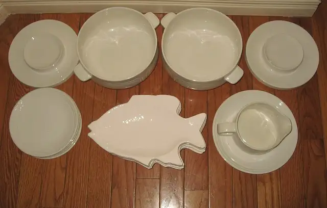 White Dinnerware Sets / Plates with Gold Rim / Flatware in Kitchen & Dining Wares in City of Toronto - Image 5